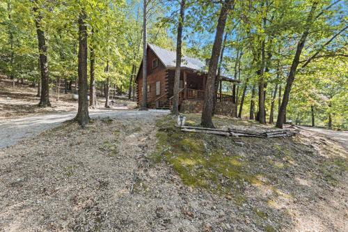 Eureka Springs Casa | Camp Allswell - Cozy Loft Cabin Getaway - Fireplace