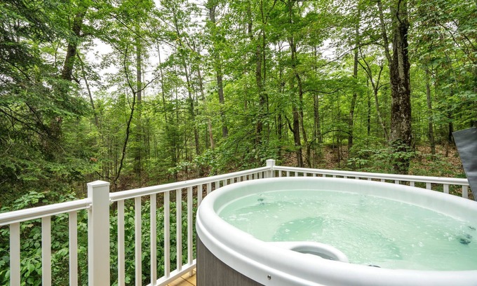 Center Conway Casa | Camp Conway | Hot Tub | A-Frame | Foliage Cabin