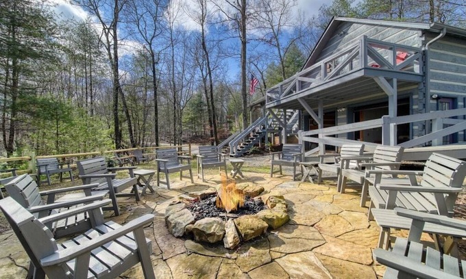 Dial Cabina | Camp Fire Cabin - fire Pit, fireplace, hottub