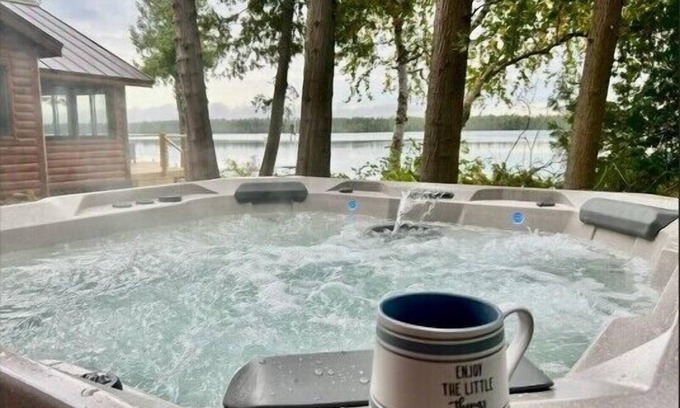 Presque Isle Cabina | Camp Windy Dock: Brand New Hot Tub!