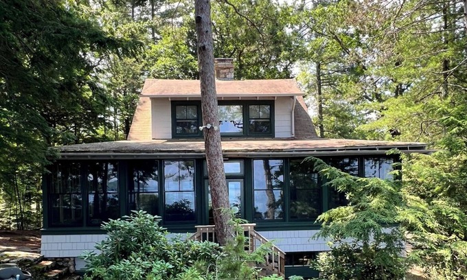 West Alton Casa | Waterfront Stone Camp con hermoso lago y el monte. Puntos de vista