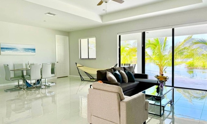 Mariner Casa | Canal front relaxation retreat