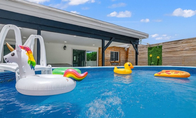 Kendale Lakes Villa | Lovely Canal Side Retreat: Pool, Patio & Firepit
