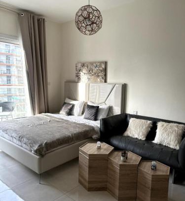 Madinat Zayed Apartamento | Canal View Studio in AG Tower