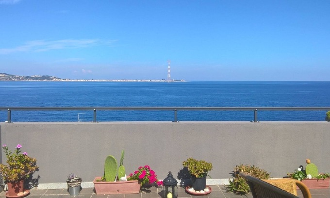 Villa San Giovanni Apartamento | Apartamento panorámico frente al estrecho de Messina