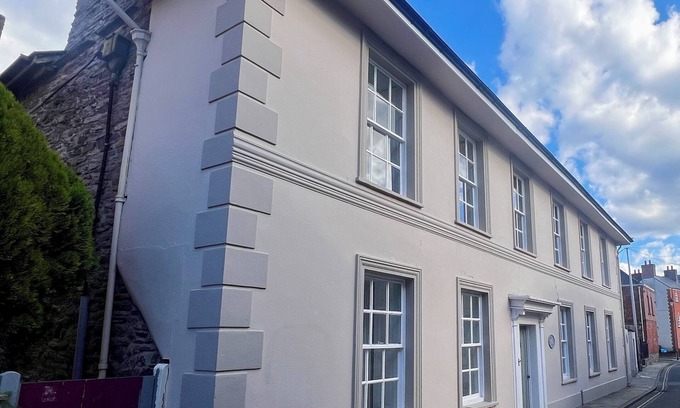 Brecon Apartamento | Cantre Selyf - Spacious Apartment in our Historic Home in the Centre of Brecon