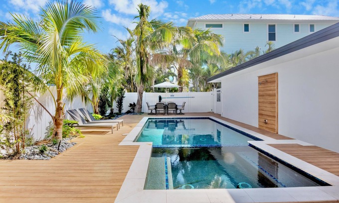 Bradenton Beach Hotel | Captain's Quarters at Anna Maria Island Inn