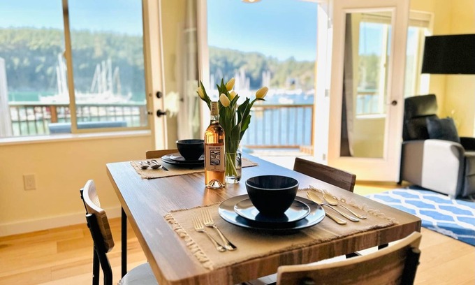 Deer Harbor Casa | CAPTAINS QUARTERS - PRIVATE, STEPS FROM THE BEACH