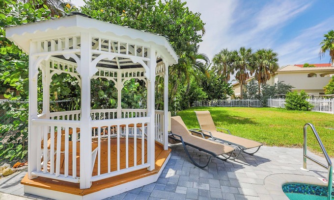 Captiva Casa | Captiva Condo on Andy Rosse Lane with Pool