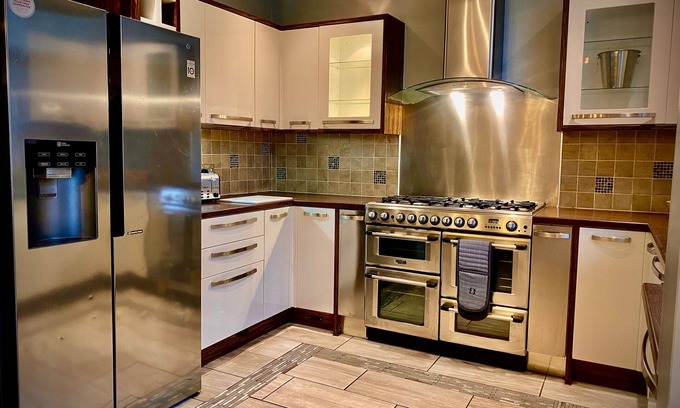 South Shore Casa | Captivating 4-bed Hot Tub House in Blackpool