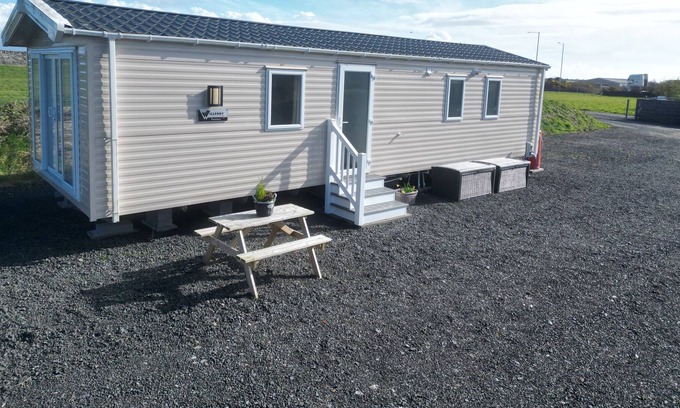 Malltraeth Cabaña | CARAVAN AT BODERW, family friendly, with a garden in Llangefni