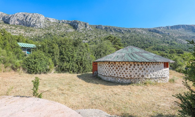 Bargeme Alquiler De RV | Caravana 'Case Africaine' con vistas a la montaña, terraza compartida y Wi-Fi