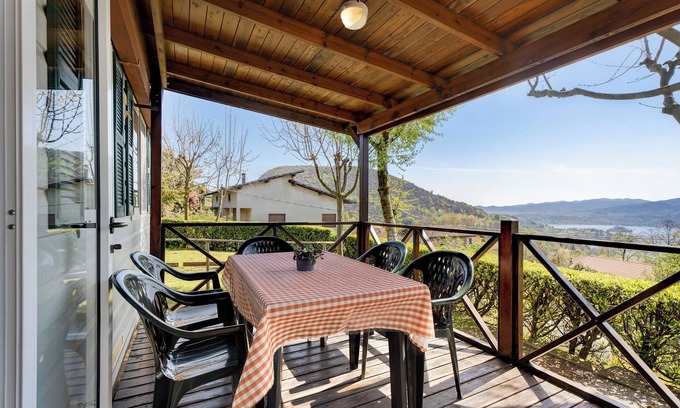 Pratolungo Alquiler De RV | Caravana 'Mobile Home Comfort Vista Lago' con vistas al lago, piscina compartida y jardín privado