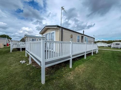 Colchester Alquiler De Eote | Caravan With Large Decking At Coopers Beach Holiday Park Ref 49012Sv