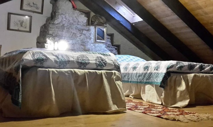 Meina Cabaña | Careggio is an historic cottage surronded by green with lake's view