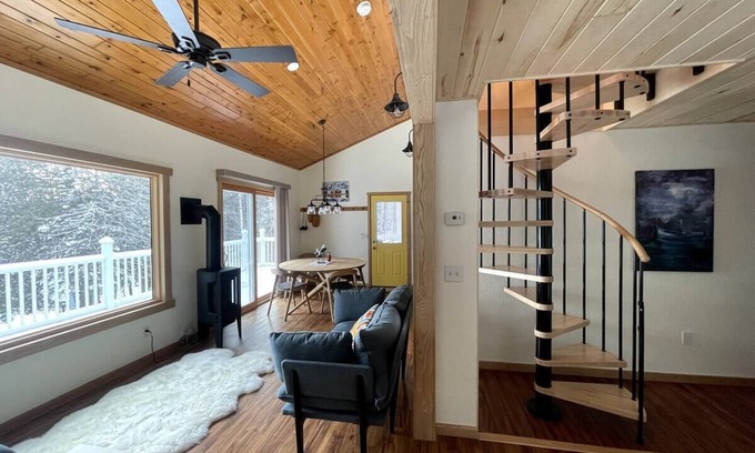 Lutsen Cabina | Caribou Sunrise, Lakeside Cabin in the Northwoods!