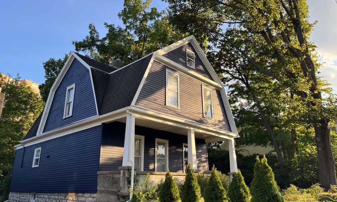 Moraine Cabaña | Carillon Cottage - Modern Comfort & Vintage Design