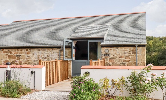 Newquay Casa | CARINES BARNS - POL, pet friendly, luxury holiday cottage in Cubert