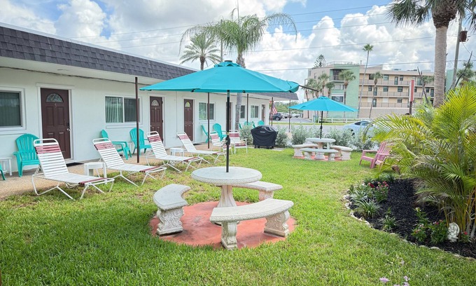 Sunset Reef Hotel | 🌞Carousel Suites #6 - Updated Studio steps to the beach- Perfect for a Relaxing Getaway!