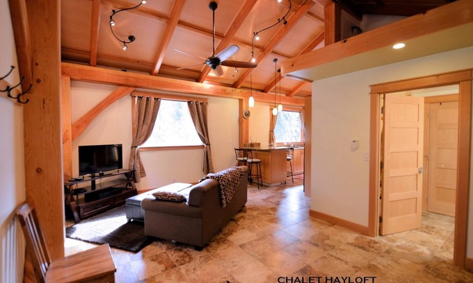 Alyeska Apartamento | Loft-Baño en la habitacion-Firma-Vista a la Montana-Hayloft Cottage