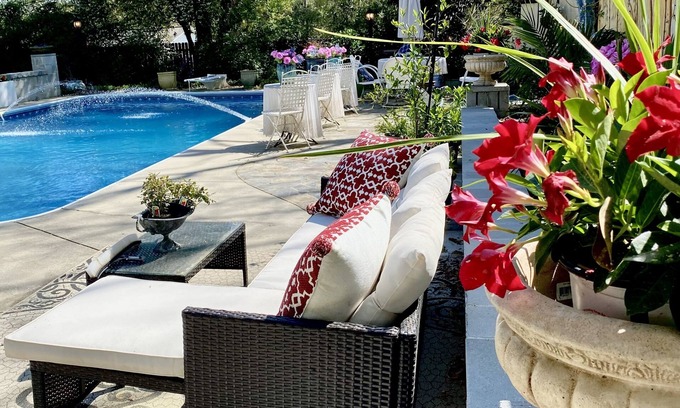 Lexington Casa | Carriage House Villa and gardens in downtown historic Lexington SC