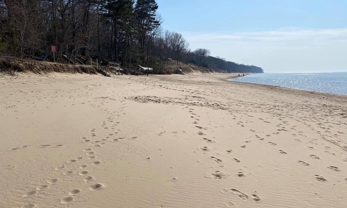 Lakeside Casa | Carrie's Cottage - Charming Duplex Style 3 Bedroom Cottage with Beach Access!