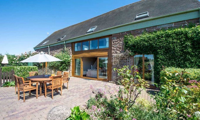 Chelmarsh Cabaña | Cart Cottage - sleeps 6 guests in 3 bedrooms