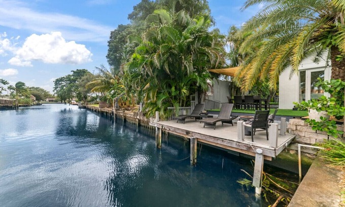 North Central Hollywood Casa | Casa Agape Waterfront Hot tub