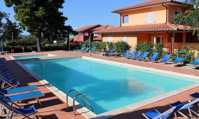 Puntone Casa | Casa Aliade A: Un acogedor apartamento que forma parte de una villa rodeada de vegetación.