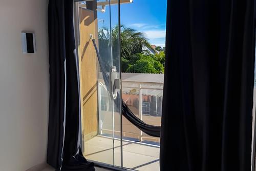 Porto da Roca Casa | Casa Amarela Itaúna 4min da Praia que ocorre o WSL, 1min da pista de skate do LS, pracinha com parque infantil, quadra de futebol, tudo isso a 1 min da duplex, perto do comércio, wi-fi super rápido, estacionamento gratuito, monitoramento 24hrs