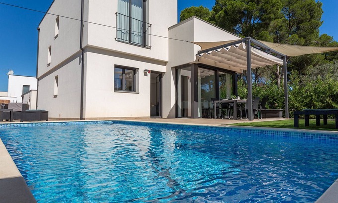 L'Escala Chalet De Esquí | Casa Anastasia con piscina, moderna y acogedora