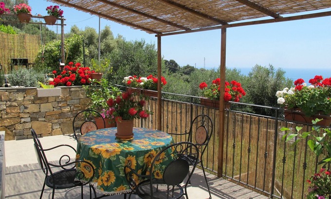 Terzorio Casa | estudio Casa Antonella en el campo en Terzorio con vistas al mar terraza.