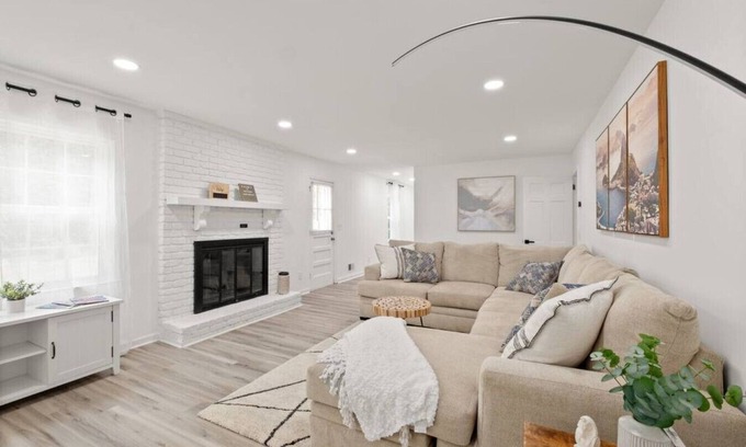 Decatur Casa | Casa Blanca: 6BR Luxury + Game Room, Minutes from Atlanta