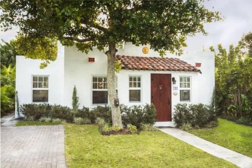 Flamingo Parks Casa | Casa Blanca - Chic Spanish-Style Cottage with Private Courtyard