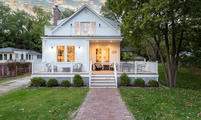 Miller Beach Casa | Casa Blanca en Miller Beach!