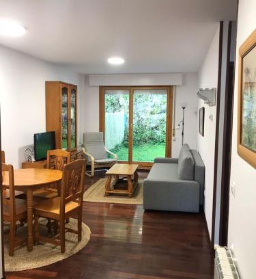 Centro de Comillas Apartamento | Casa Buganvilla. Apartamento con jardín, a 100 metros del centro.