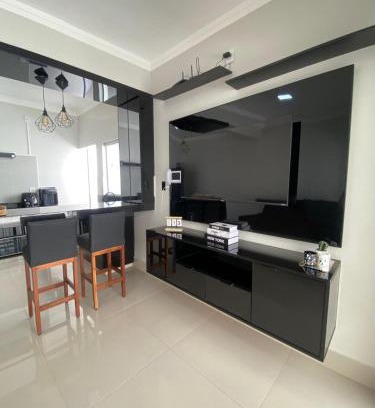 Paracatu Casa | Casa com área gourmet e ar condicionado