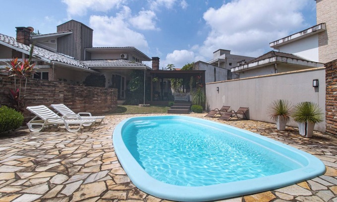 Pinheirinho Chalet De Esquí | Casa com piscina, churrasq e Wi-Fi em Criciúma/SC