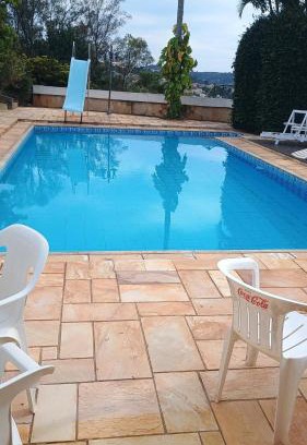 Serra Negra Casa | Casa com piscina para até 6 pessoas com duas camas de casal e sofá-cama casal