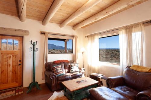 Arroyo Hondo Casa | Casa de Alfarero - Hot Tub - EV Charger - Gas Grill - Mountain Views