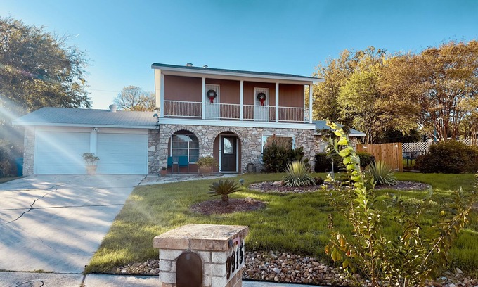 North San Antonio - SAT Casa | CASA De COLORES - Fiesta Texas - SATX Airport- 1 ROOM / SHARED HOME