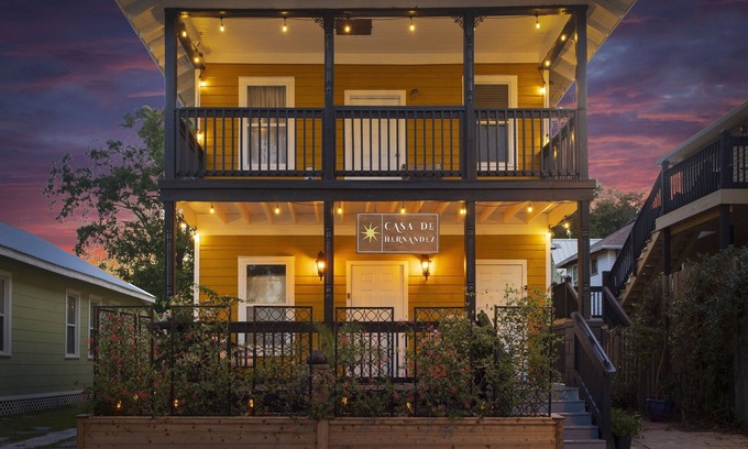 Downtown Historic District Casa | Casa De Hernandez-Boutique Hotel- AZUL- King suite