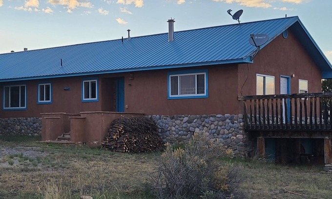 Santa Fe Casa | Casa De La Loma, Spacious 4-bedroom house in wonderful Santa Fe with AC.