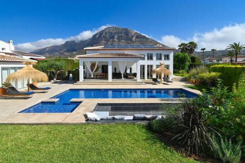 Montgo de Toscamar Villa | Casa de la Luz by Aguilarent