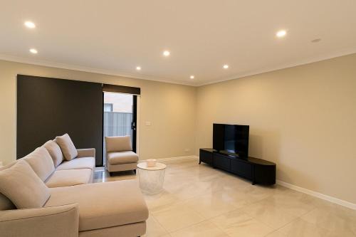 Mount Cottrell Casa | Casa Del Aria - Contemporary, Luxe Linens