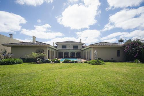 Ponta Delgada Casa | Casa dos Arcos - Studios & Pool