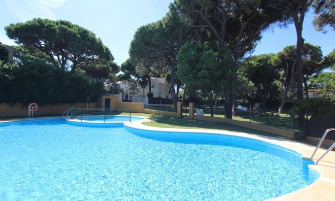 Cabo Roche Casa | Casa Escondida - Chalet familiar y acogedor, con amplio jardin y piscina comunitaria en Conil Roche