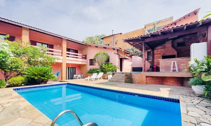 Carapicuiba Casa | Casa espaçosa na Granja Viana