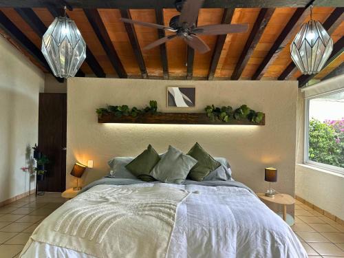 Cuernavaca Casa | Casa Haru, Hermosa casa con alberca climatizada, jardín, asador y tombling, capacidad para 14 personas, 5 recámaras, 8 camas, 5 baños estacionamiento para 4 autos