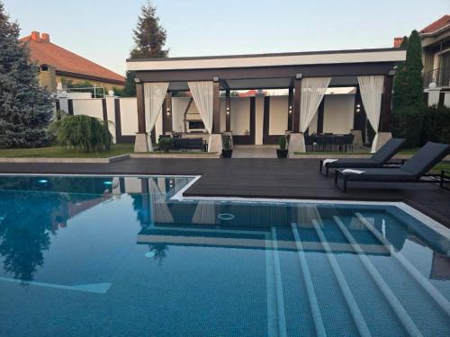 Odessa Casa | Casa Italiana with Exclusive Pool